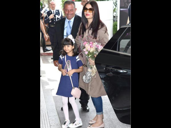 Here’s How Aaradhya Reacts When She Faces The Crowd..