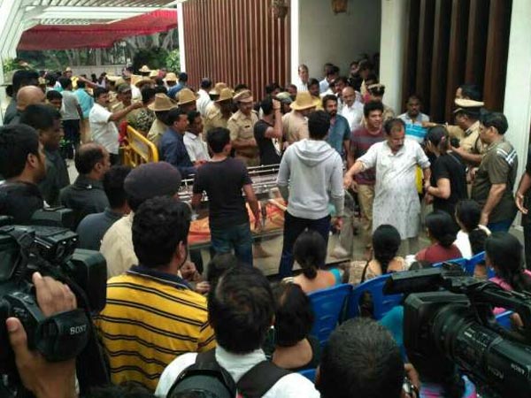 parvathamma-rajkumar-s-body-begins-its-final-travel-be-buried-with-state-honours parvathamma-rajkumar-s-body-begins-its-final-travel-be-buried-with-state-honours