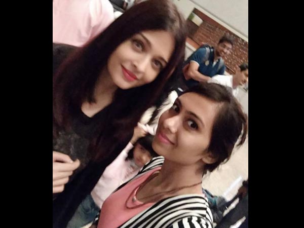 When Aishwarya Posed With A Fan When Aishwarya Posed With A Fan