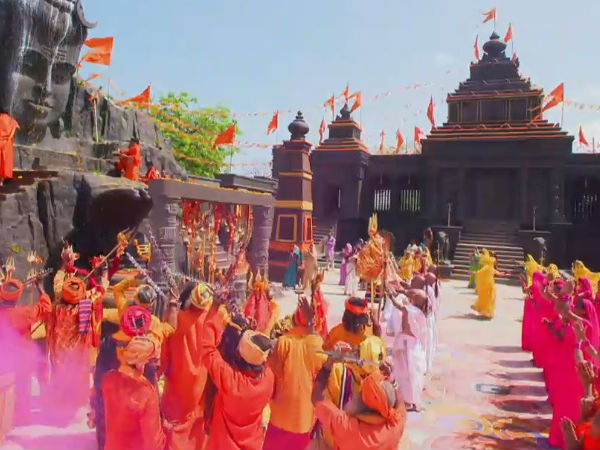 Set Is Too Grand & Colourful