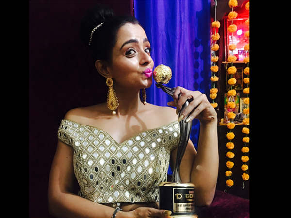 Parul Chauhan Bags An Award