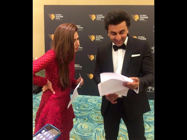 Ranbir Shows Her Pics To His Friends Ranbir Shows Her Pics To His Friends