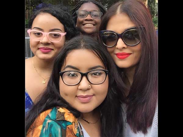 Aishwarya With Young Fans Aishwarya With Young Fans