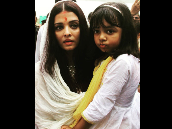 In Pic: Aishwarya Rai Carrying Aaradhya In Pic: Aishwarya Rai Carrying Aaradhya