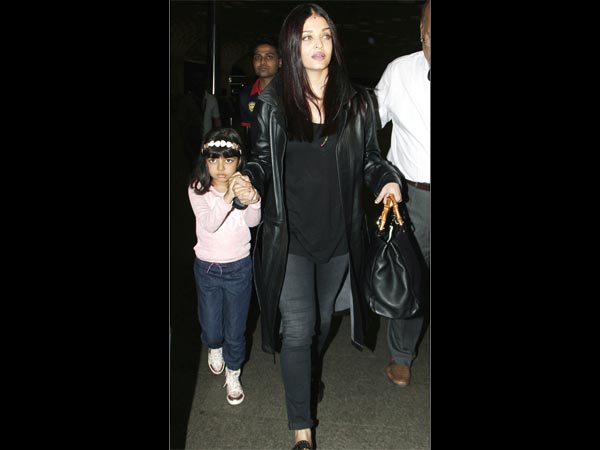 Aishwarya & Aaradhya Clicked At The Mumbai Airport