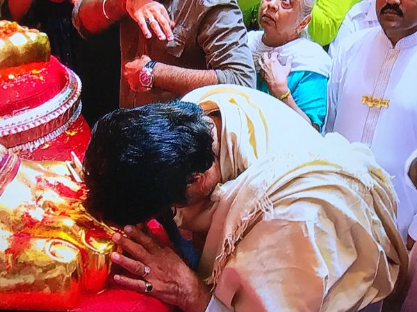 Big B Offers Pranam To The Ganapati’s Idol