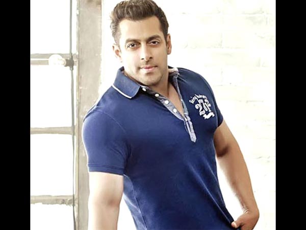 Salman Was Chilling With His Friends