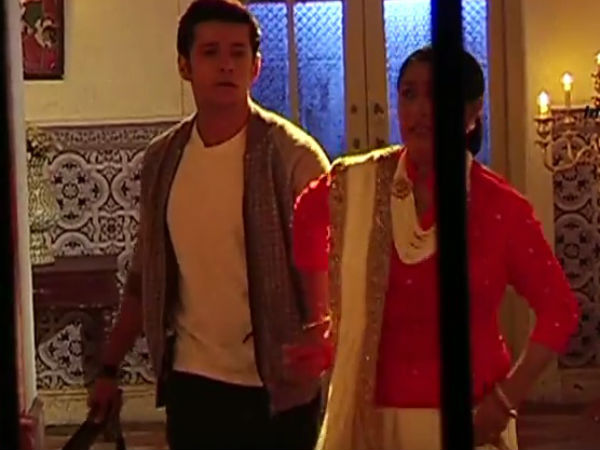 Dayawanti & Amol Try To Escape