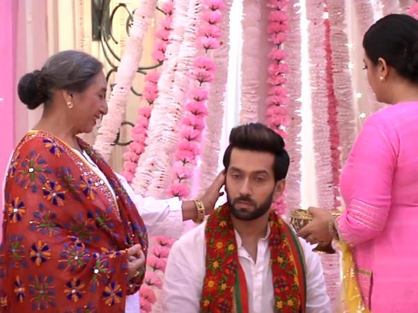 Pinky Applies Haldi On Shivaay