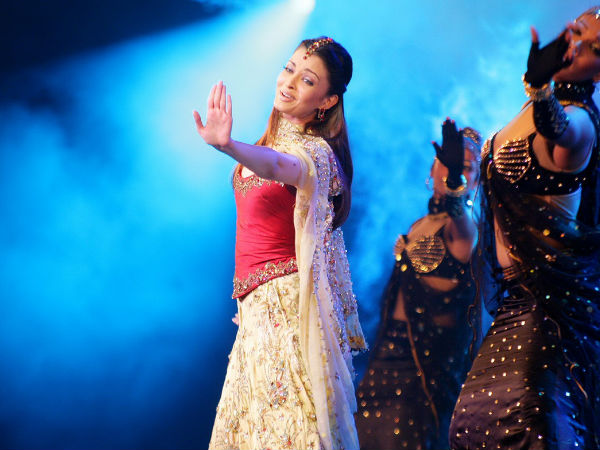 And.. Then Sara Saw 30,000 People Screaming For Aishwarya Rai