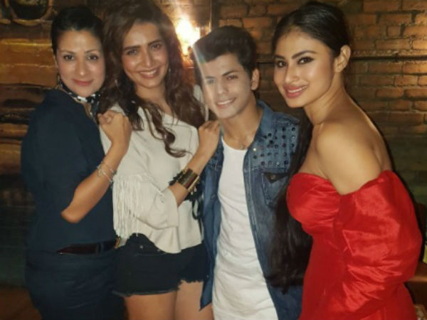 Siddharth With Karishma, Mouni and Roopal