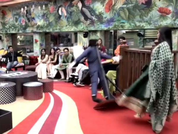 Arshi Kicks Hina Arshi Kicks Hina