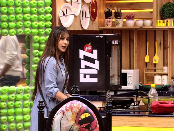 Shilpa Asks Hina & Arshi To Take Over The Kitchen Duties Shilpa Asks Hina & Arshi To Take Over The Kitchen Duties