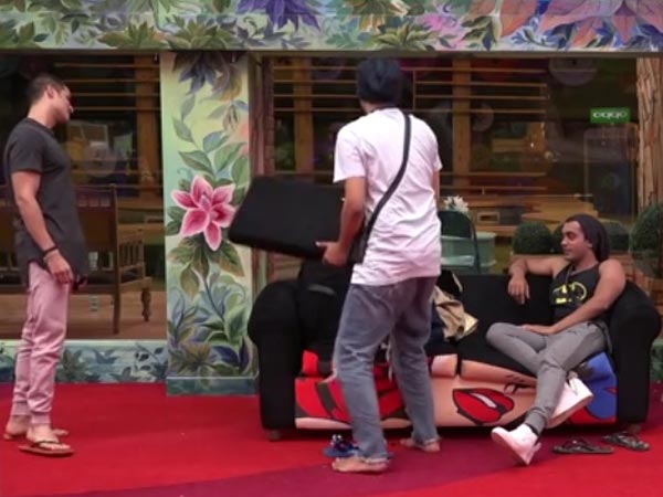 Vikas Hits Arshi With A Pillow