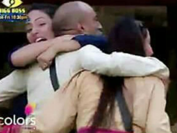 Shilpa & Hina Try To Throw Vikas’ Egg Into The Water