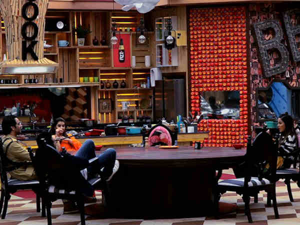 Vikas Orders Shilpa & Hina