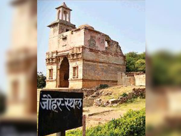 He Deceitfully Captured Ratan Singh