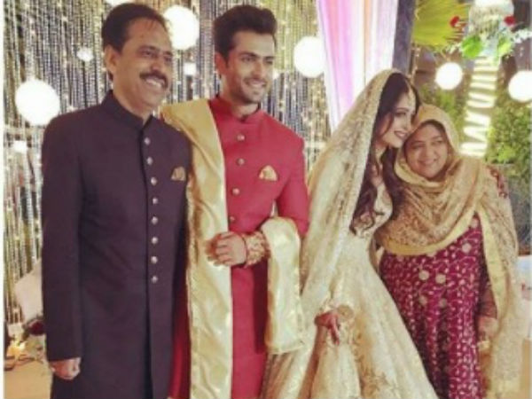 In Pic: ShoaIka With Family