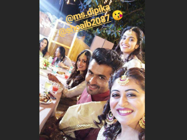 In Pic: Falaq & Other Guests With ShoaIka