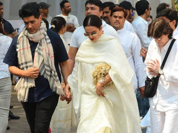 Rekha Started Crying