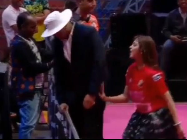 Arshi & Rakhi Seduce Umpire