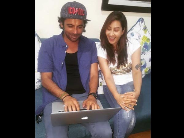 Shilpa & Sunil Busy In Some Discussion!