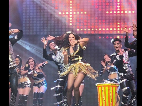 Sonakshi Rocks The Stage