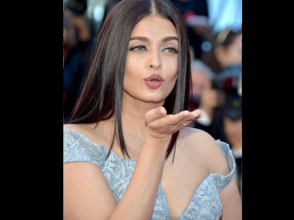 Rekha Gives Blessing To The Bachchan Bahu Rekha Gives Blessing To The Bachchan Bahu