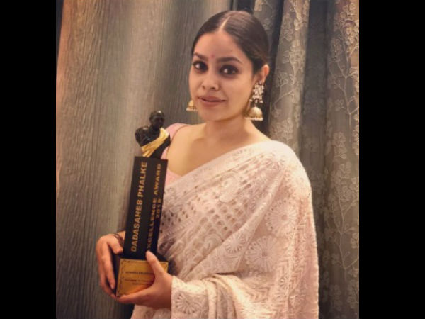 Sumona Chakravarti Awarded Best Comic Performer of The Year Award Sumona Chakravarti Awarded Best Comic Performer of The Year Award