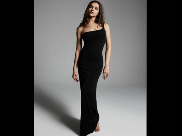 Her Elegant Look Is A Winner Her Elegant Look Is A Winner