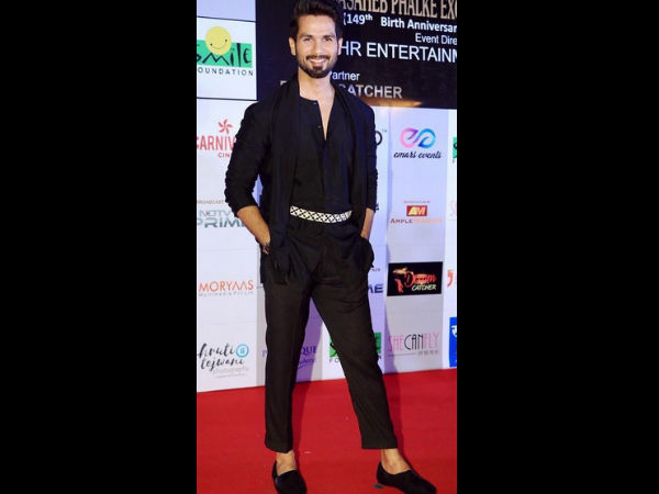 Shahid Dedicates His Award To Mira