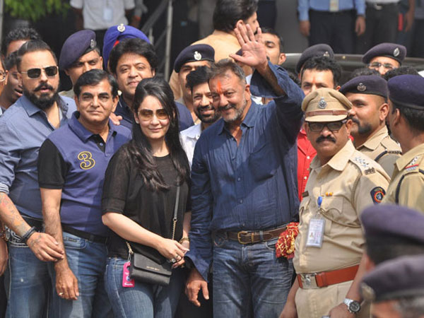 But Is Hirani Trying To Portray Sanjay Dutt As A 'Hero'? But Is Hirani Trying To Portray Sanjay Dutt As A 'Hero'?