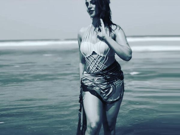 Arshi Khan Looks Sizzling Hot!
