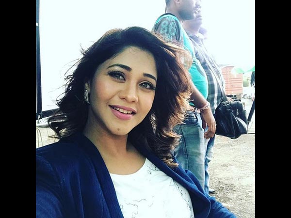 The Actress Shouts At Her Co-passenger