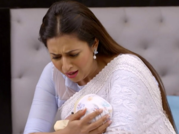 Ishita Falls On The Bed! Ishita Falls On The Bed!