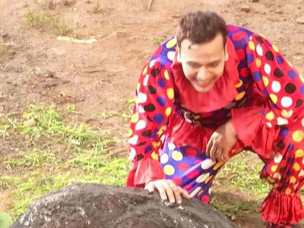 Ishita & Raman Find Simmi's Footwear Ishita & Raman Find Simmi's Footwear