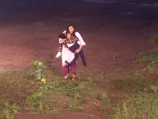 Simmi & Pihu Fall In A Pit Simmi & Pihu Fall In A Pit