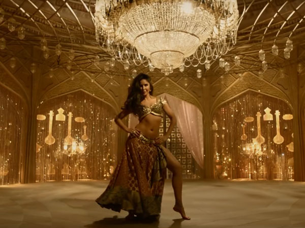 Zaalima‏ @nadaanparindey_