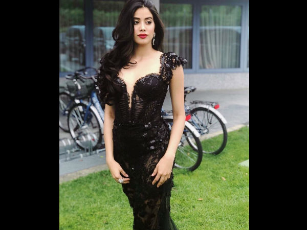 Janhvi Knows How To Turn Heads 