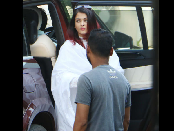 Aishwarya Pays Her Final Respect 