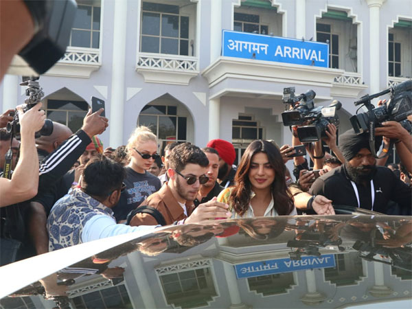 The Couple Get Mobbed By The Paparazzi The Couple Get Mobbed By The Paparazzi