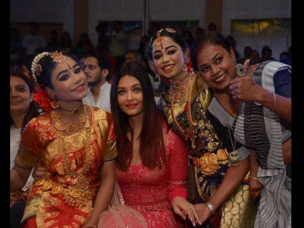 The Children Take Pictures With Aishwarya Rai The Children Take Pictures With Aishwarya Rai