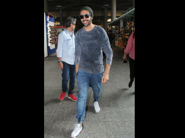 Kartik Aaryan Grins For The Cameras