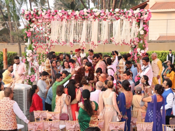 Ranveer Gate Crashes Wedding!