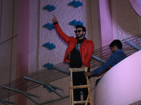 Ranveer Climbs Gaeity Theatre's Canopy! Ranveer Climbs Gaeity Theatre's Canopy!