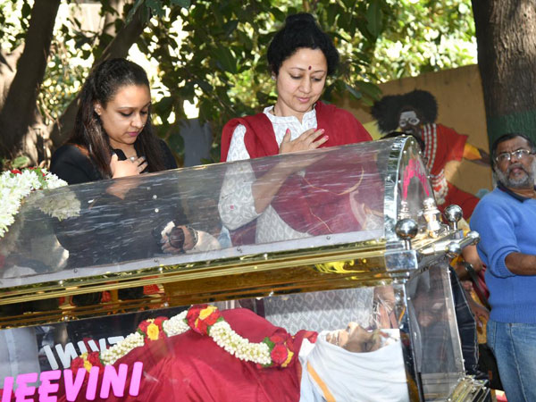 Vinaya Prasad Pays Her Tribute Vinaya Prasad Pays Her Tribute