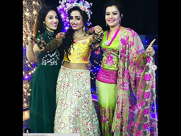 Parul's Besties Cheer Her!