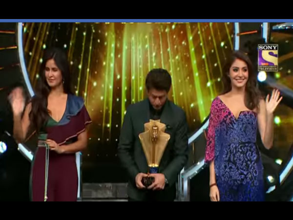 Shah Rukh To Present The Trophy