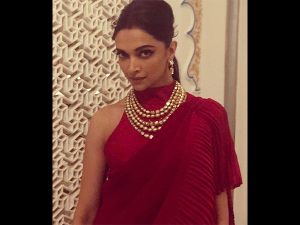 Pose Like Deepika Pose Like Deepika