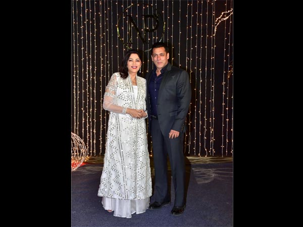 Elegant Simi Garewal Elegant Simi Garewal